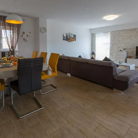 Kuca Ujdenica 度假居 Grižane