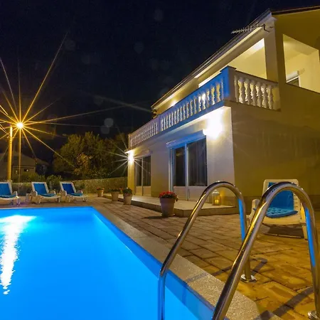Kuca Ujdenica Holiday home Grizane-Belgrad