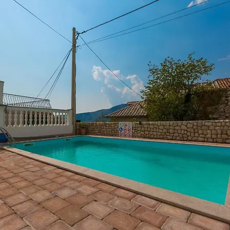 Kuca Ujdenica Holiday home *