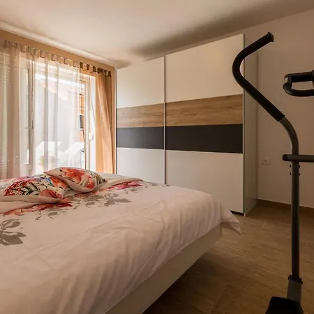 Kuca Ujdenica Holiday home Grizane-Belgrad