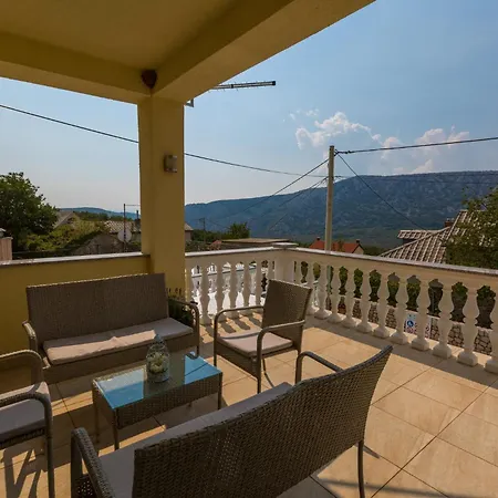 Kuca Ujdenica Holiday home *
