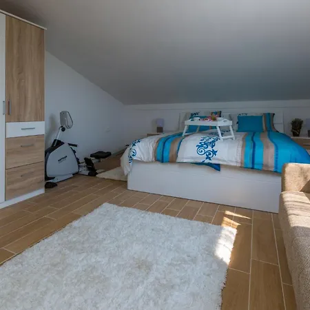 Nyaraló Kuca Ujdenica *
