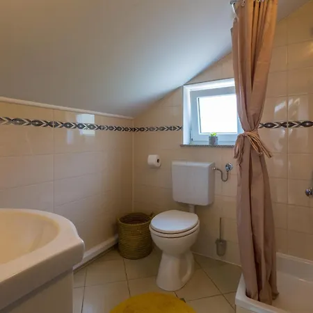 Kuca Ujdenica Holiday home Grizane-Belgrad
