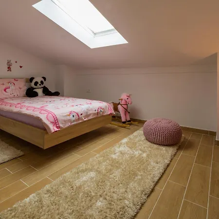 Kuca Ujdenica Holiday home Grizane-Belgrad
