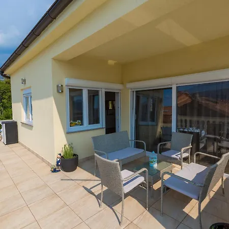 Kuca Ujdenica Holiday home *